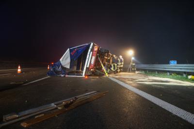 Verkehrsunfall - Klein Laster umgekippt - 60 Liter Diesel ausgelaufen auf der A8 bei Wendlingen
